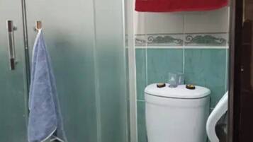 Doccia, asciugamani, sapone, carta igienica