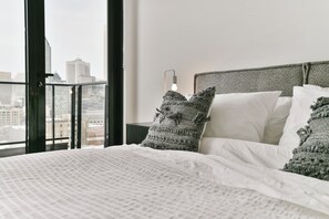 2 bedrooms, iron/ironing board, WiFi, bed sheets - Luxurious Penthouse Amazing View (Ulverton)