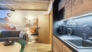 Eine moderne Küche mit Einbauherd, Spüle und Arbeitsplatte.