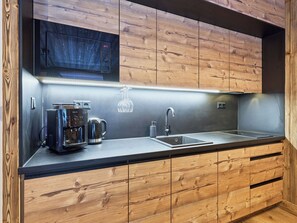 Kühlschrank, Mikrowelle, Geschirrspüler, Kochgeschirr/Geschirr/Besteck