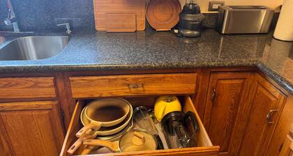 Comfortable 2BR Apt near BART & UC Berkeley