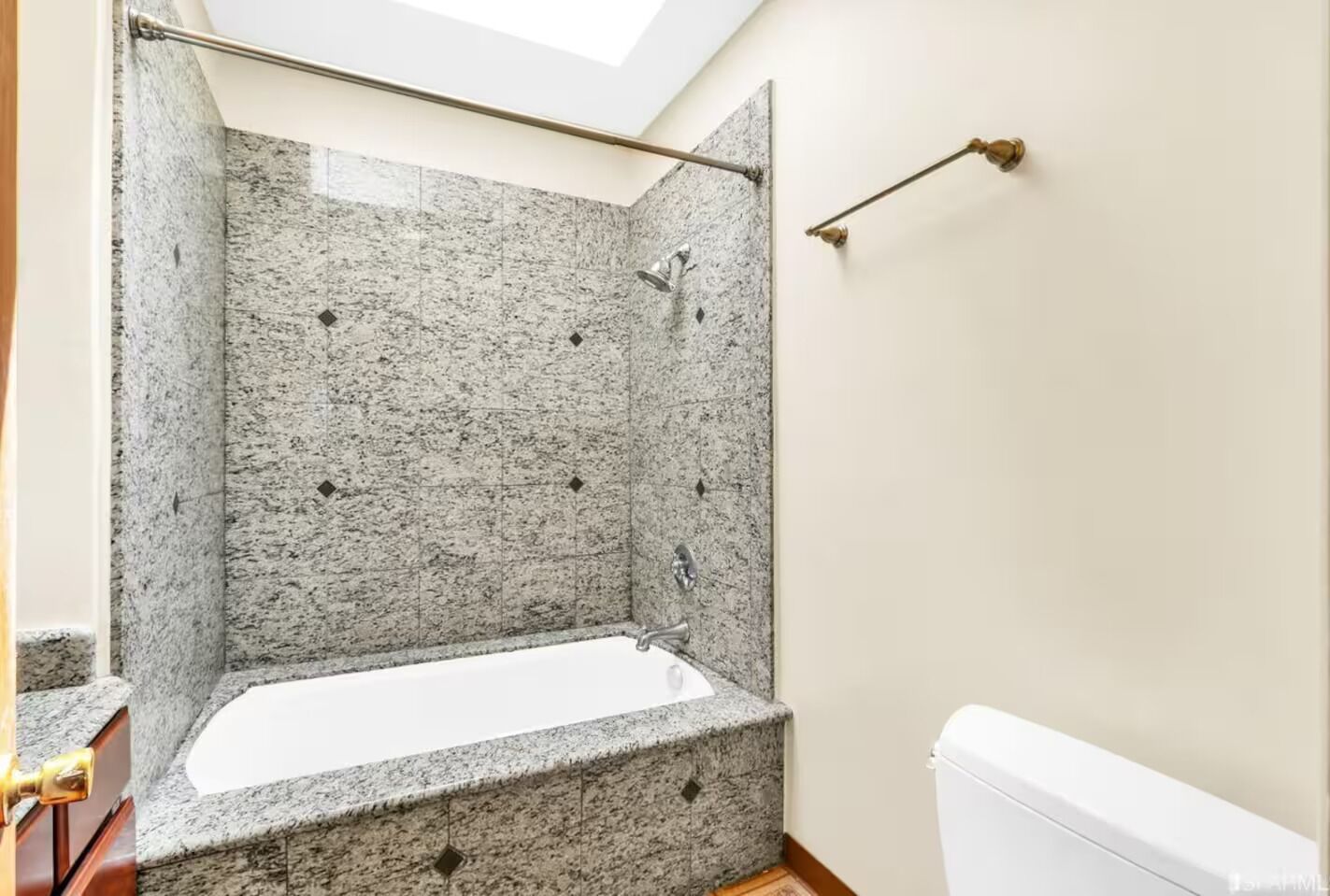 ヘアドライヤー、タオル、石鹸、トイレットペーパー