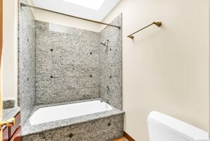 Secadora de cabello, toallas, jabón, papel de baño 