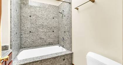 Comfortable 2BR Apt near BART & UC Berkeley