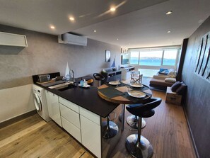 Dining - 40 meters from the beach, A/C, Wi-Fi, sea view, all on foot (SIX FOURS LES PLAGES)