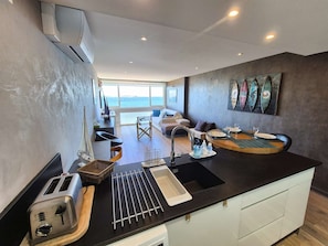 Interior - 40 meters from the beach, A/C, Wi-Fi, sea view, all on foot (SIX FOURS LES PLAGES)
