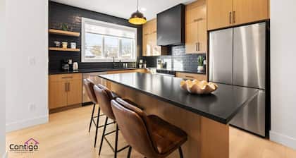 Luxe Retreat | Sleeps 12 | Garage | AC | 10 min DT