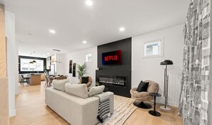 Een televisie, een open haard en een kantoor