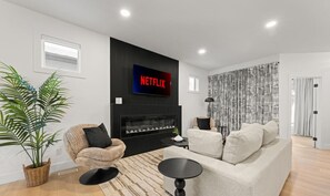 TV, fireplace, offices - Luxe Retreat | Sleeps 12 | Garage | AC | 10 min DT (Edmonton)