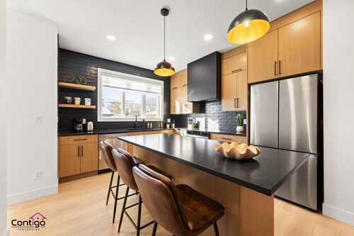 The Grande | AC |Garage | Yard | 10 min to Rogers