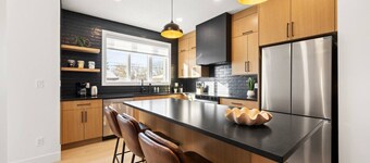 The Grande | AC |Garage | Yard | 10 min to Rogers