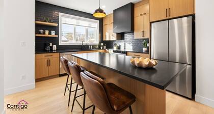 The Grande | AC |Garage | Yard | 10 min to Rogers