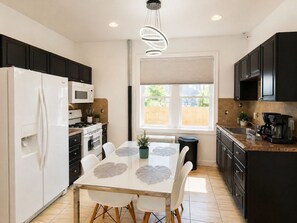 Fridge, microwave, oven, stovetop - Spacious Modern 2BR – 20 Min to Times Square – Sleeps 6 (West New York)