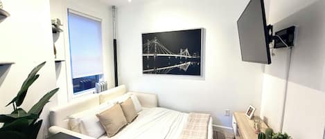 2 makuuhuonetta, tallelokero huoneessa, työpöytä, silitysrauta/-lauta