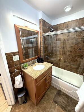 Hair dryer, towels, soap, shampoo - Spacious Modern 2BR – 20 Min to Times Square – Sleeps 6 (West New York)