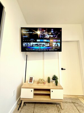 Interior - Spacious Modern 2BR – 20 Min to Times Square – Sleeps 6 (West New York)