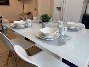 Dining - Spacious Modern 2BR – 20 Min to Times Square – Sleeps 6 (West New York)