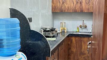 Plaque de cuisson, batterie de cuisine, vaisselle et ustensiles, épices