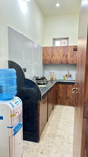 Stovetop, cookware/dishes/utensils, spices