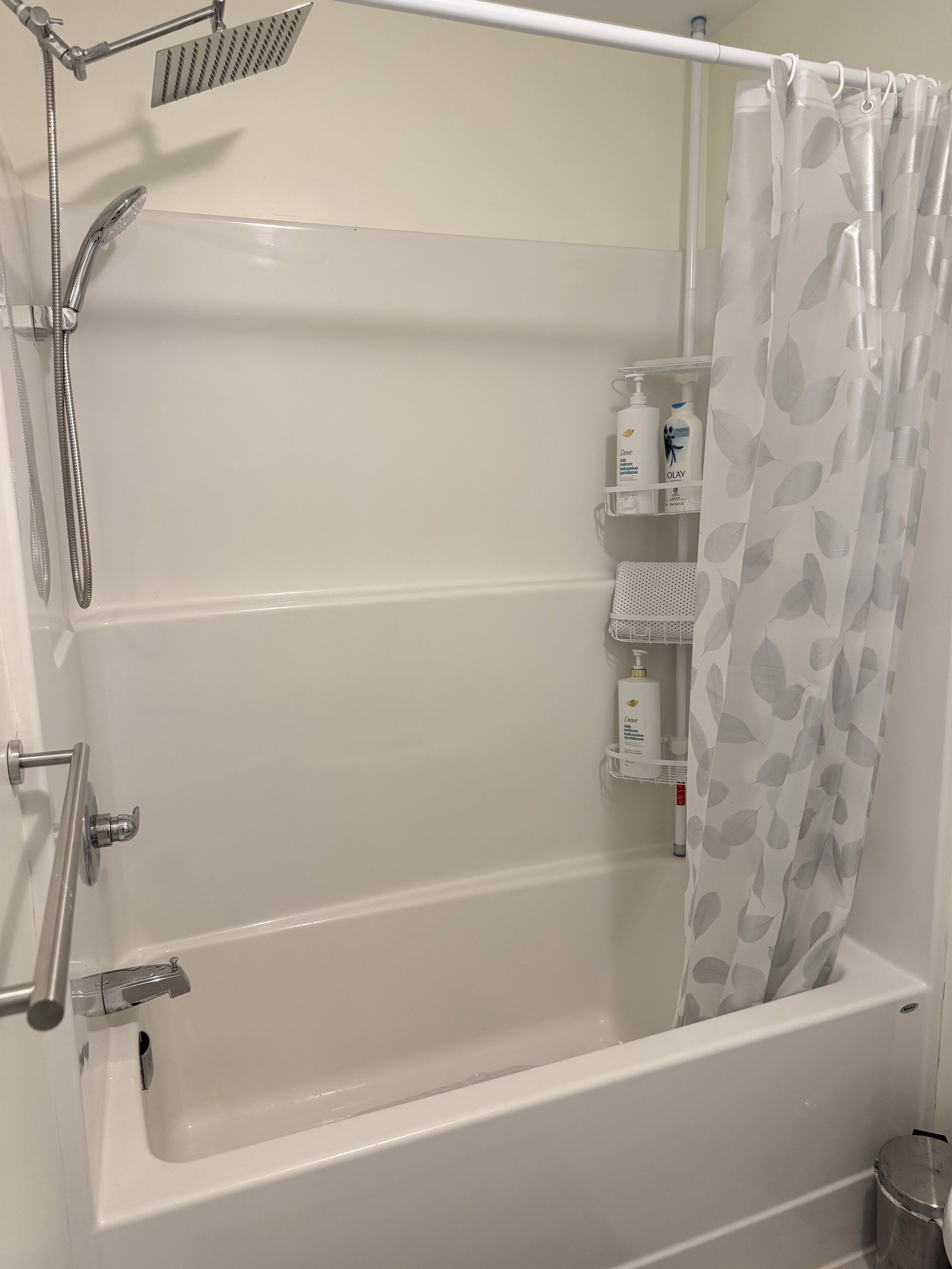 Un bagno moderno con vasca, doccia e WC.