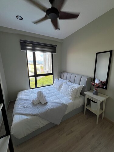 Modern Two Bedroom Ipoh City Apartment with Pool, Gym and Free Parking