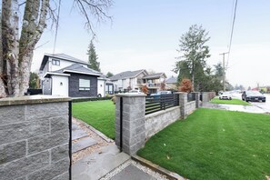 Property grounds - Surrey Modern Private 1 Bedroom Suite with Kitchen (Surrey)