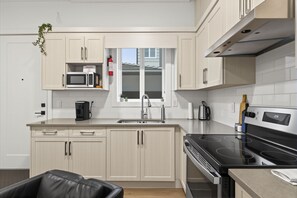 Private kitchen - Surrey Modern Private 1 Bedroom Suite with Kitchen (Surrey)