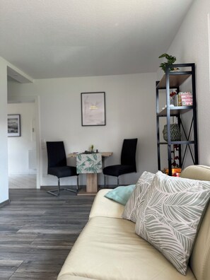 Living area - FeWo Harzzeit - Stylish time-out in Vienenburg with terrace, WLAN & parking lot (Goslar)