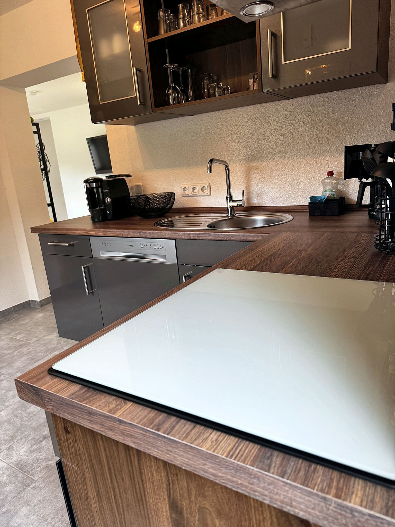 Wasserkocher mit Kaffee-/Teezubehör, Kühlschrank, Ofen, Herdplatte