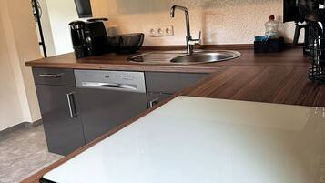 Wasserkocher mit Kaffee-/Teezubehör, Kühlschrank, Ofen, Herdplatte
