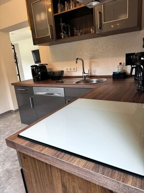 Wasserkocher mit Kaffee-/Teezubehör, Kühlschrank, Ofen, Herdplatte