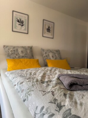 1 bedroom, travel cot, WiFi, bed sheets - FeWo Harzzeit - Stylish time-out in Vienenburg with terrace, WLAN & parking lot (Goslar)