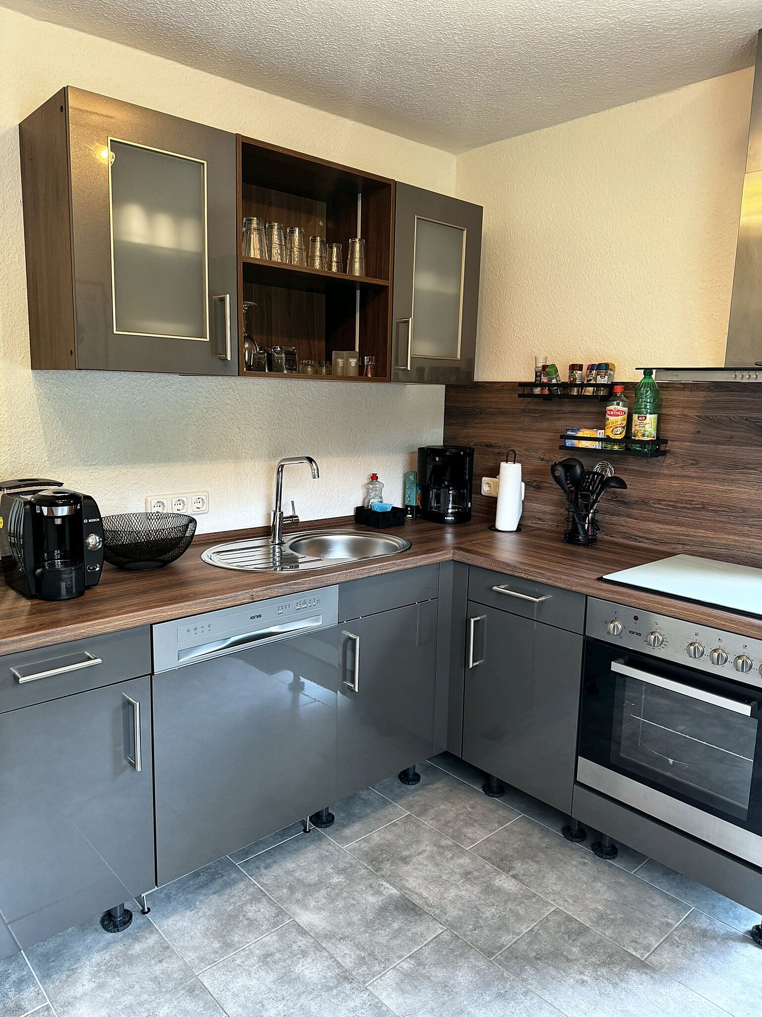 Coffee/tea maker, fridge, oven, stovetop