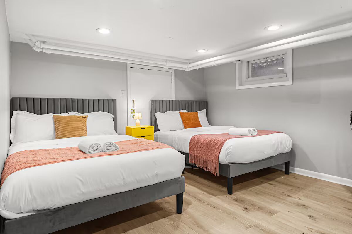 4 bedrooms, iron/ironing board, WiFi, bed sheets