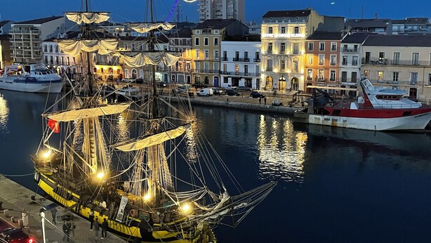 A historic sailing ship docked at a harbor with buildings in the background. - 2 p+balcony ideally located with splendid view of the Canal Royal and the port of Sète (Sète)
