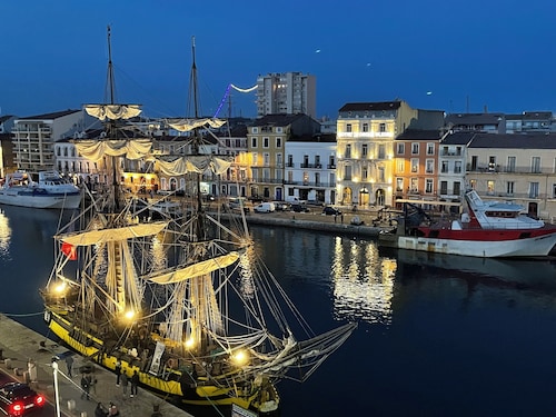 2 p+balcon idéalement situé avec vue splendide sur canal royal et port de SÚte