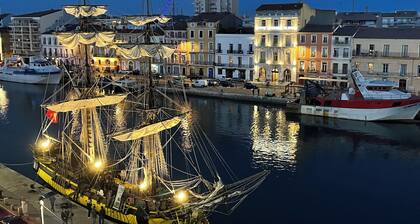 2 p+balcony ideally located with splendid view of the Canal Royal and the port of Sète