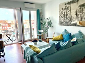 Living area - 2 p+balcony ideally located with splendid view of the Canal Royal and the port of Sète (Sète)