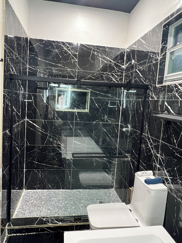 Hair dryer, towels, soap, toilet paper - Stylish 1-Bedroom Private Suite - Miami (Miami)
