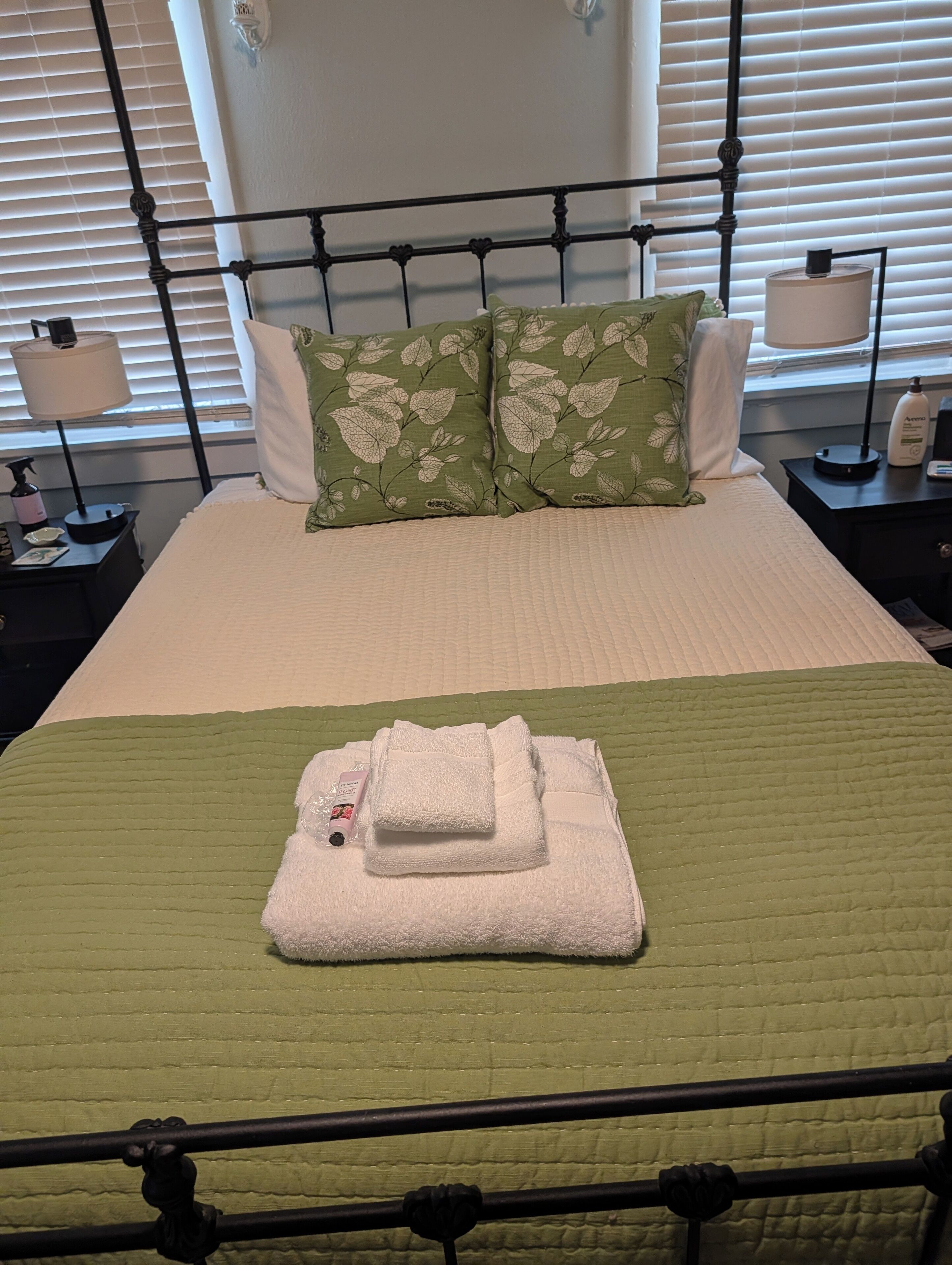 Escritorio, tabla de planchar con plancha, wifi gratis y ropa de cama 