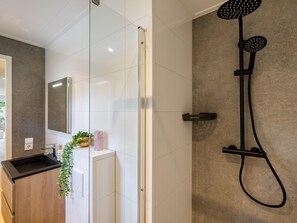 Shower - Luxury forest stay with covered terrace and BBQ (Hattemerbroek)