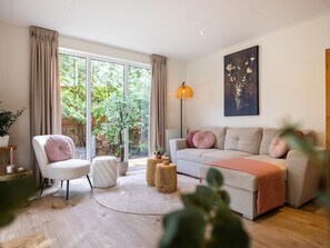 TV - Luxury forest stay with covered terrace and BBQ (Hattemerbroek)