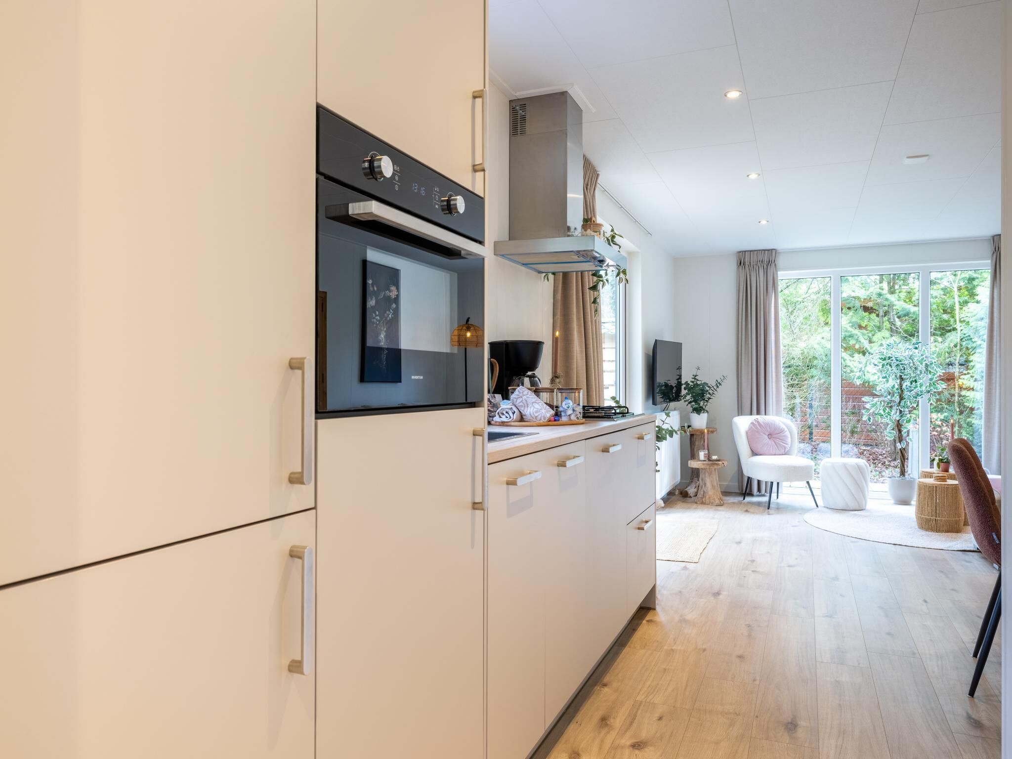 Een koelkast, een vaatwasser, een koffiezetapparaat/waterkoker