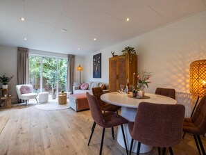 Dining - Luxury forest stay with covered terrace and BBQ (Hattemerbroek)