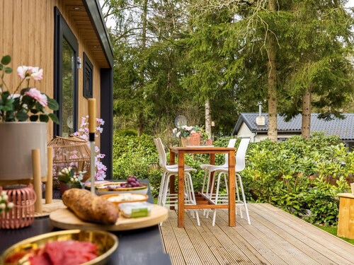Luxuriöse Waldunterkunft mit Terrasse und Grill