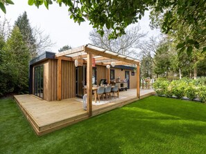 Outdoor dining - Luxury forest stay with covered terrace and BBQ (Hattemerbroek)