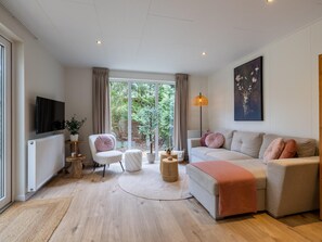 TV - Luxury forest stay with covered terrace and BBQ (Hattemerbroek)