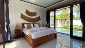 Una camera da letto moderna con un letto di legno, un comodino, una lampada e vista su una piscina.