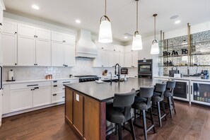Fridge, microwave, oven, stovetop - Beautiful 3-bedroom house in downtown Georgetown - walk to the square! (Georgetown)