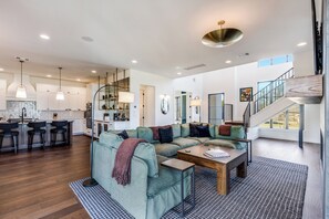 Smart TV, fireplace - Beautiful 3-bedroom house in downtown Georgetown - walk to the square! (Georgetown)